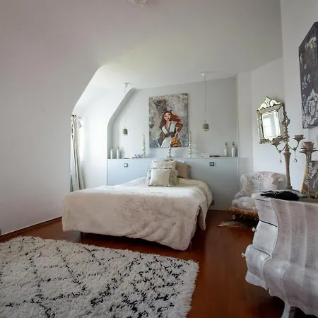 D'hotes & Le Chez Qui J'habite Bed and Breakfast