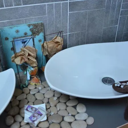 D'hotes & Le Chez Qui J'habite Bed & Breakfast